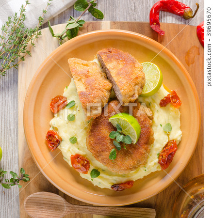 Minced meat schnitzel with cheese Minced meat schnitzel with cheese 39695670