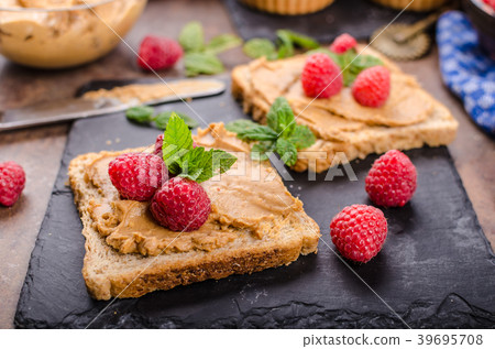 Toast with peanut butter and berries Toast with peanut butter and berries 39695708