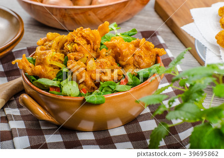 Crispy onion bhajis 39695862
