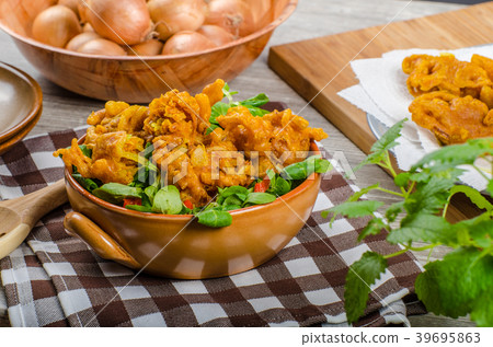 Crispy onion bhajis 39695863