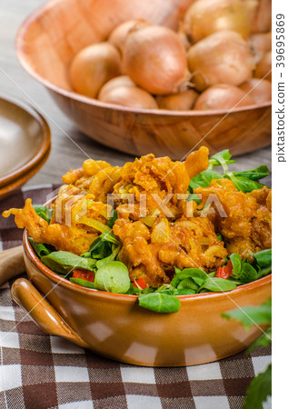 Crispy onion bhajis Crispy onion bhajis 39695869