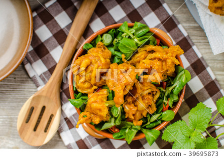 Crispy onion bhajis Crispy onion bhajis 39695873