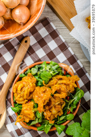 Crispy onion bhajis Crispy onion bhajis 39695879