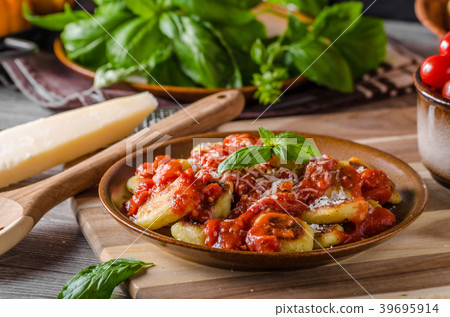 Roasted gnocchi with tomato souce 39695914