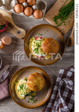 Egg benedict with hollandaise sauce Egg benedict with hollandaise sauce 39696122