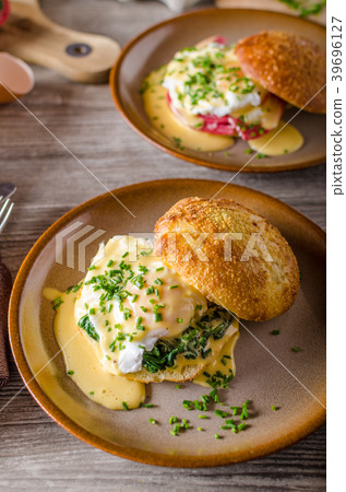 Egg benedict with hollandaise sauce Egg benedict with hollandaise sauce 39696127