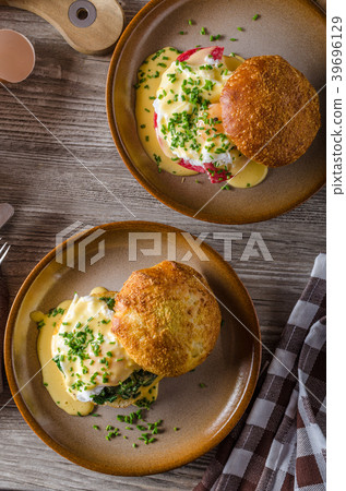 Egg benedict with hollandaise sauce Egg benedict with hollandaise sauce 39696129