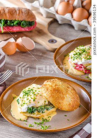 Egg benedict with hollandaise sauce 39696134