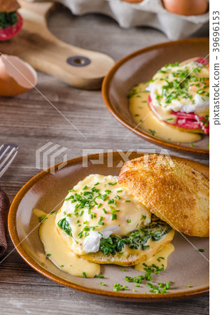 Egg benedict with hollandaise sauce Egg benedict with hollandaise sauce 39696153