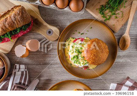 Egg benedict with hollandaise sauce 39696158