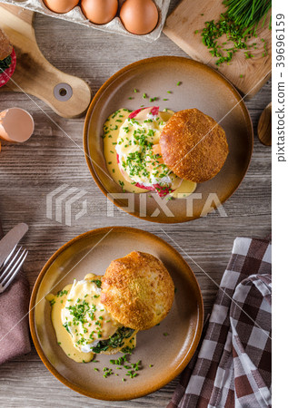 Egg benedict with hollandaise sauce 39696159