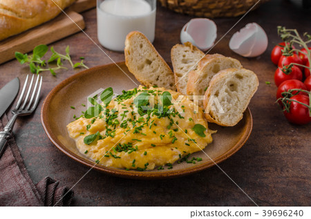 Scrambled eggs with herbs Scrambled eggs with herbs 39696240