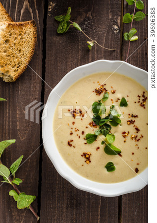Creamy zucchini soup with chilli and oregano 39696388