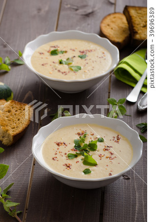 Creamy zucchini soup with chilli and oregano 39696389