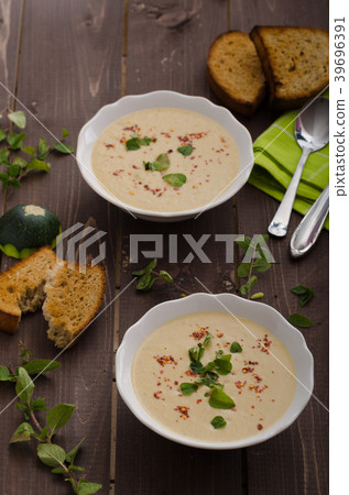 Creamy zucchini soup with chilli and oregano Creamy zucchini soup with chilli and oregano 39696391