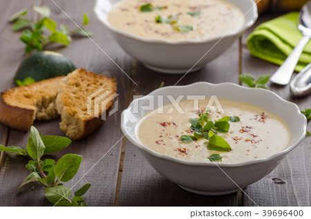 Creamy zucchini soup with chilli and oregano Creamy zucchini soup with chilli and oregano 39696400