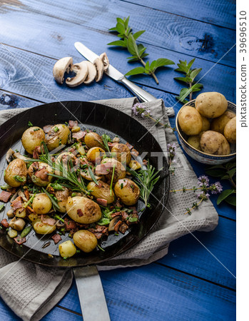 Cowboy potatoes with bacon and herbs 39696510
