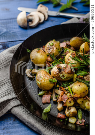 Cowboy potatoes with bacon and herbs Cowboy potatoes with bacon and herbs 39696511