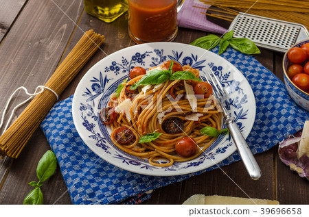 Wholemeal pasta with roasted tomato 39696658