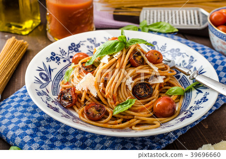 Wholemeal pasta with roasted tomato 39696660