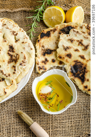 Indian bread naan 39697186