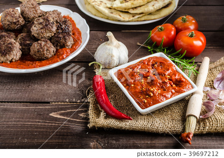 Indian lunch - meat balls with naan 39697212