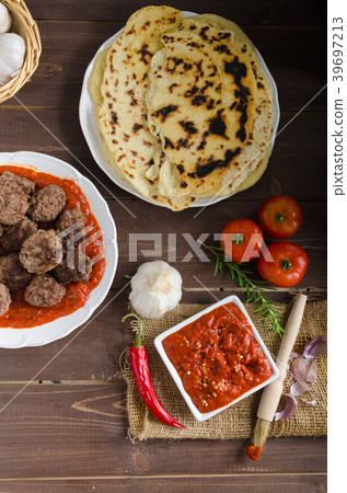 Indian lunch - meat balls with naan Indian lunch - meat balls with naan 39697213