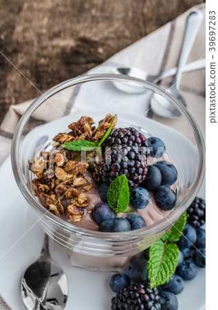 Chocolate pudding with berries 39697283