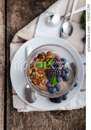 Chocolate pudding with berries 39697284