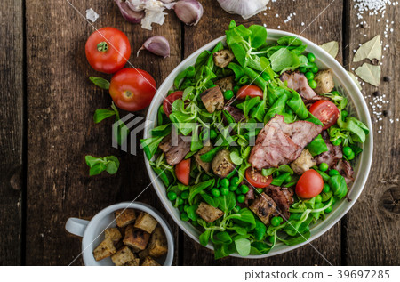Fresh salad with bacon and croutons Fresh salad with bacon and croutons 39697285
