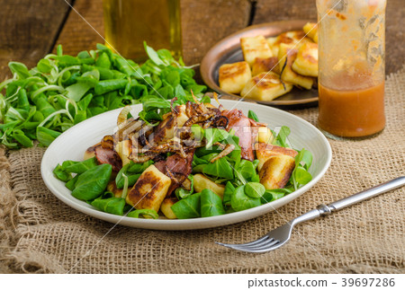 Potato gnocchi with salad and onions Potato gnocchi with salad and onions 39697286