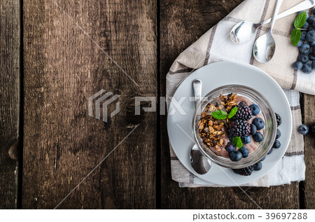 Chocolate pudding with berries 39697288