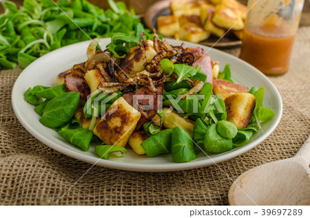 Potato gnocchi with salad and onions Potato gnocchi with salad and onions 39697289
