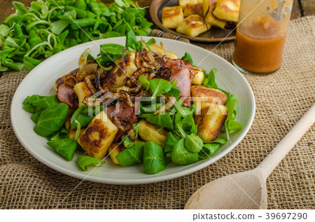 Potato gnocchi with salad and onions Potato gnocchi with salad and onions 39697290