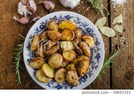 Baked potatoes with herbs and garlic Baked potatoes with herbs and garlic 39697291