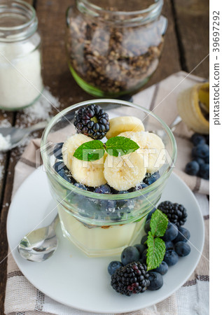 Vanilla pudding with berries Vanilla pudding with berries 39697292