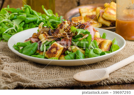 Potato gnocchi with salad and onions Potato gnocchi with salad and onions 39697293