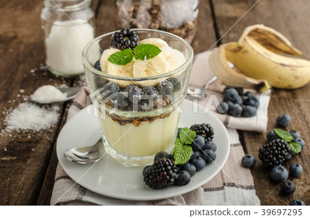 Vanilla pudding with berries Vanilla pudding with berries 39697295