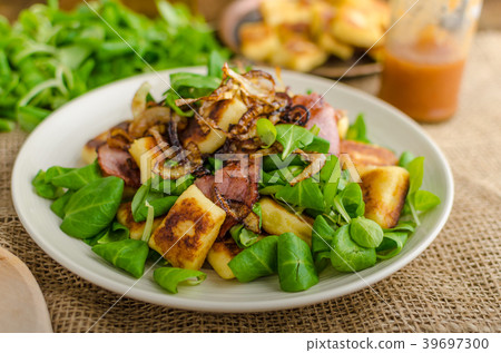 Potato gnocchi with salad and onions 39697300