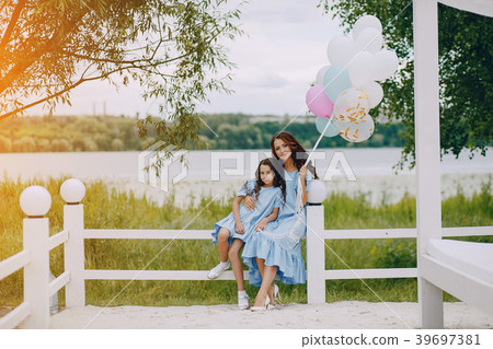 Mother with daughter 39697381