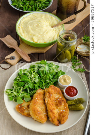 Schnitzel with mashed potatoes and salad Schnitzel with mashed potatoes and salad 39697517