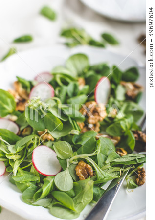 Lambs lettuce salad with walnuts and radish Lambs lettuce salad with walnuts and radish 39697604