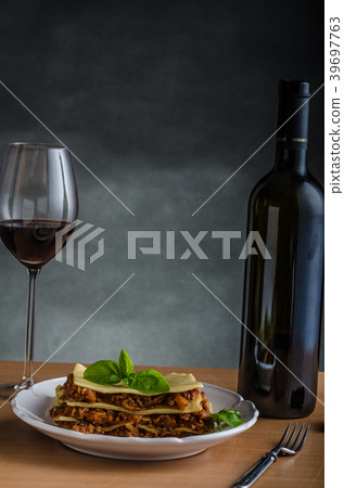 Lasagne bolognese Lasagne bolognese 39697763