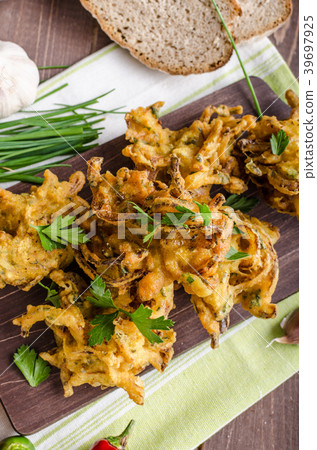 Crispy onion bhajis 39697925