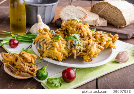 Crispy onion bhajis 39697928