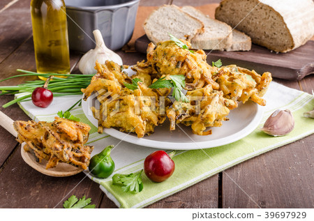 Crispy onion bhajis 39697929