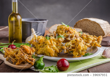 Crispy onion bhajis 39697931