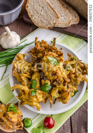 Crispy onion bhajis 39697932