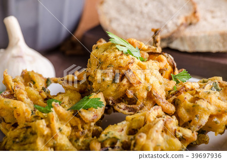 Crispy onion bhajis Crispy onion bhajis 39697936