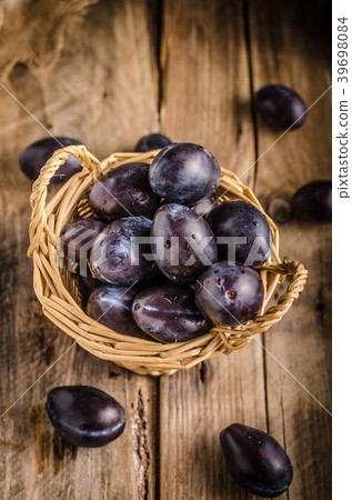 Freshly picked and washed plums Freshly picked and washed plums 39698084